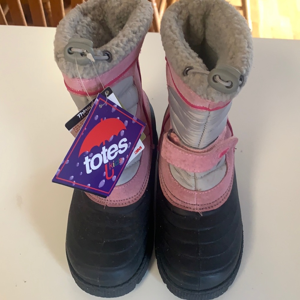 New with tags Totes Girls size 4 snow boots